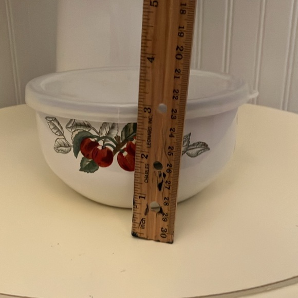 Charter Club Pair Of Enamelware Bowls With Plastic Tab Lids For Storage - Picture 8 of 12